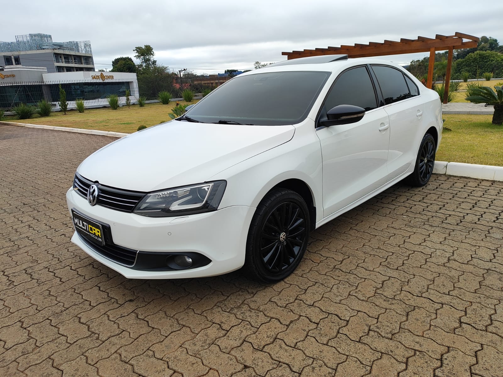 Volkswagen Jetta em destaque na Multicar